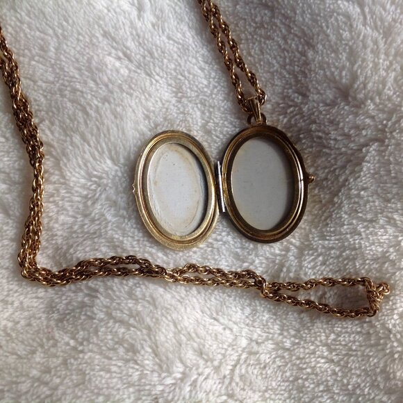 Rare Vintage Gold-Filled Engraved Initial D Pendant Locket w Photo Window - Picture 6 of 10